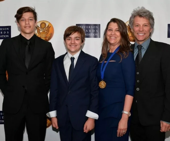 La familia Bon Jovi, con Jake a la izquierda y su padre a la derecha