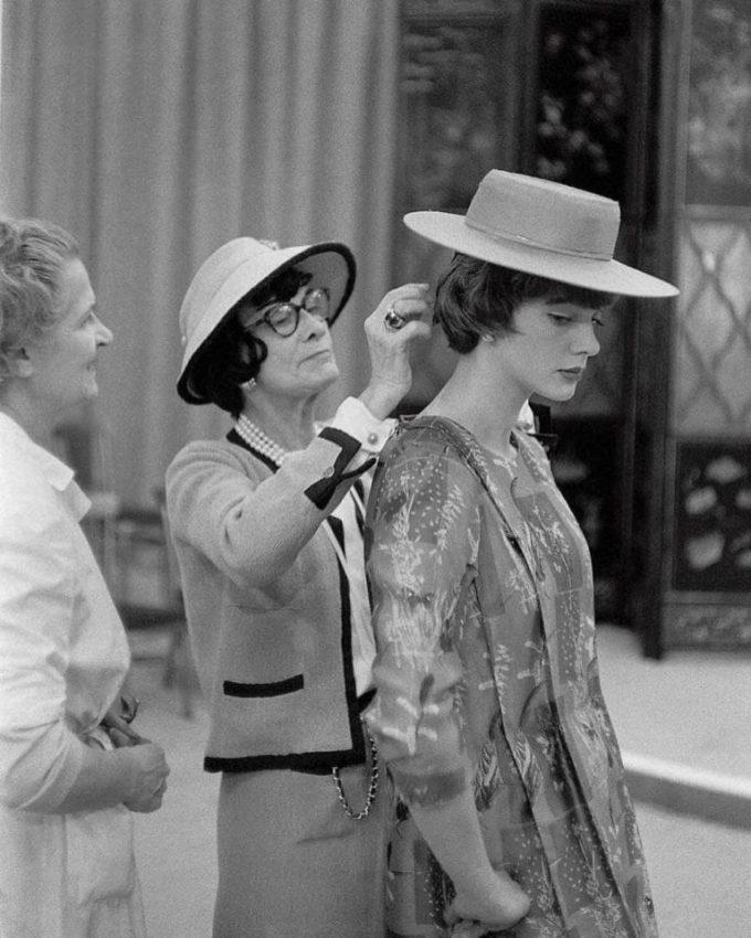 Coco Chanel y Vera Valdez en 1959