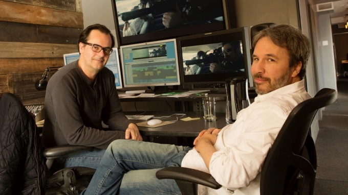 Joe Walker con el director Dennis Villeneuve en la sala de montaje