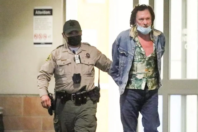 El actor Michael Madsen es detenido por allanamiento