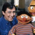 Noticia Muere Emilio Delgado, el actor que interpretó a Luis en el 'Barrio Sésamo' original durante 4 décadas