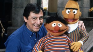 Muere Emilio Delgado, el actor que interpretó a Luis en el 'Barrio Sésamo' original durante 4 décadas