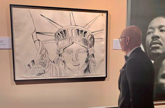 Huguet contempla el dibujo de Klum subastado por 400.000 dólares
