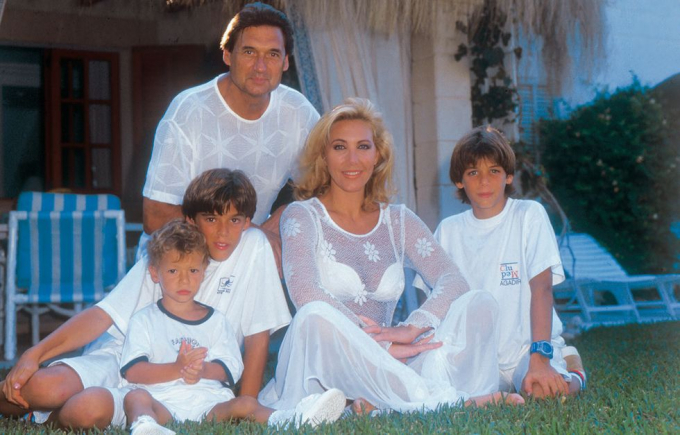 Norma con Ostarcevic y sus tres hijos en común