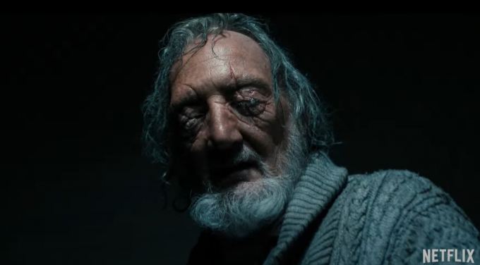 Robert Englund caracterizado como Victor Creel