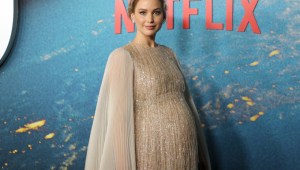 Jennifer Lawrence da su primer paseo con su bebé