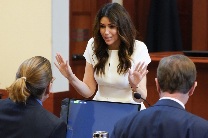 La abogada Camille Vasquez habla con su cliente, Johnny Depp, en la sesión final del juicio