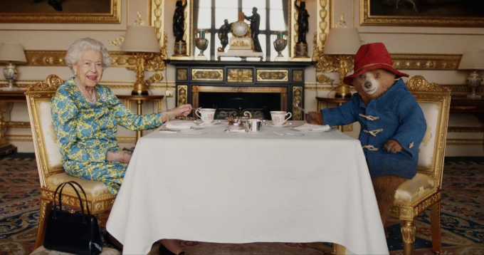 Paddington toma el té con la Reina de Inglaterra en su Jubileo