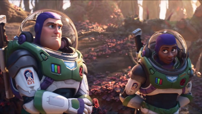 'Lightyear' es censurada en 14 países por una escena de beso homosexual