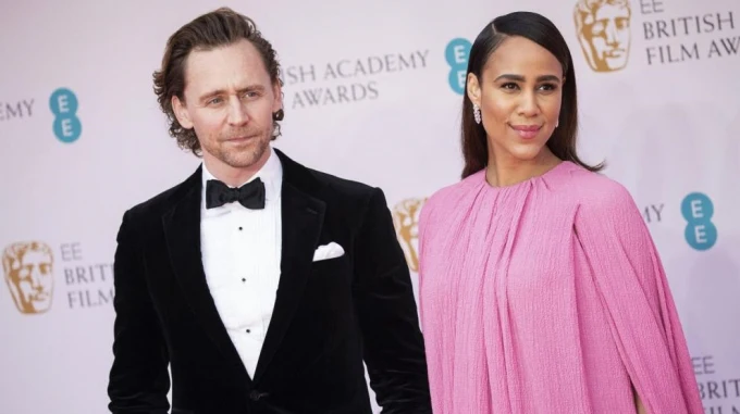 Tom Hiddleston y su prometida Zawe Ashton esperan su primer hijo