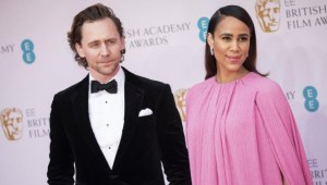 Tom Hiddleston y su prometida Zawe Ashton esperan su primer hijo