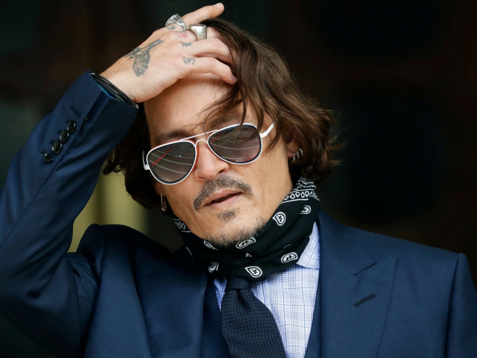 ¿Está saliendo Johnny Depp con una explosiva pelirroja?