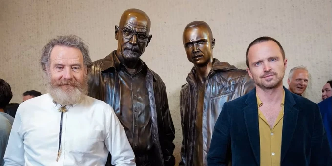 Bryan Cranston y Aaron Paul inauguran dos estatuas de 'Breaking Bad'
