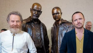 Bryan Cranston y Aaron Paul inauguran dos estatuas de 'Breaking Bad'