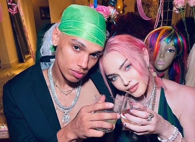 El nuevo novio 41 años más joven que Madonna El nuevo novio 41 años más joven que Madonna