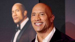 Dwayne Johnson arranca las lágrimas de una fan que llevaba horas esperando para conocerlo