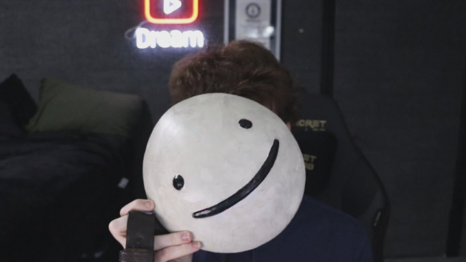 La estrella de YouTube Dream revela por fin su cara y su verdadero nombre en un vídeo
