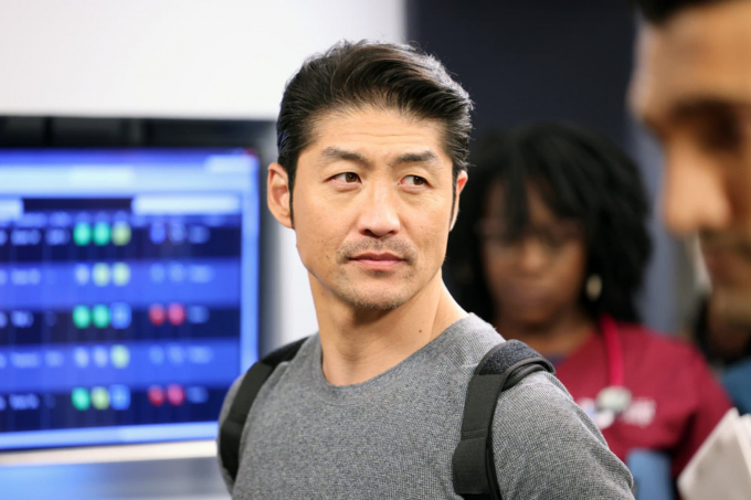 La estrella de 'Chicago Med', Brian Tee, se retira tras 8 temporadas; volverá a dirigir.