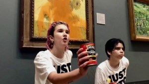 Terrorífico: Dos Activistas tiran sopa a los 'Girasoles' de Van Gogh