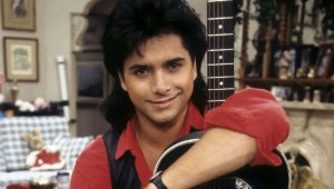 John Stamos revela la broma de Full House que su hijo pequeño utiliza contra él.