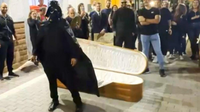 Friki: Pedida de mano en ataúd vestido de Darth Vader
