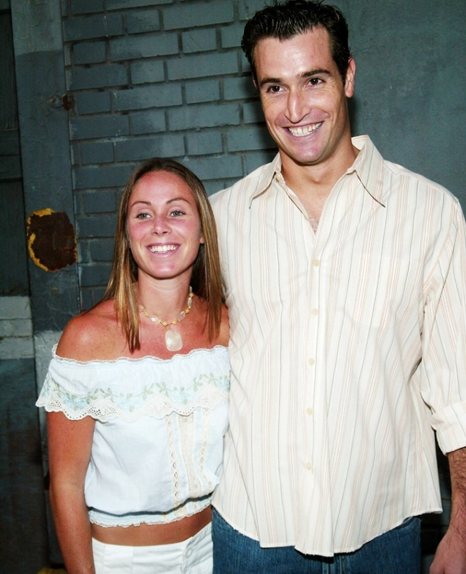 La pareja fue fotografiada asistiendo a una fiesta poco después de la boda en 2003.