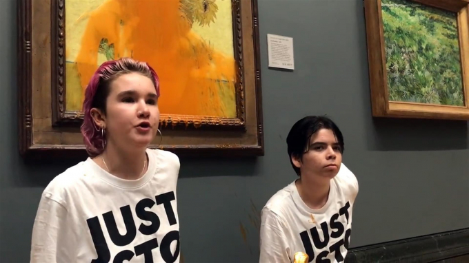 Entrevista a Phoebe Plummer (pelo rosa) y Anna Holland, las chicas de 20 años que vandalizaron los girasoles de Van Gogh