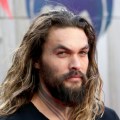 Noticia Jason Momoa se puso atrevido y desnudó su trasero durante una excursión de pesca con sus amigos.