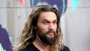 Jason Momoa se puso atrevido y desnudó su trasero durante una excursión de pesca con sus amigos.