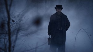 Tráiler de 'The Pale Blue Eye': Christian Bale investiga un asesinato con la ayuda de Edgar Allan Poe
