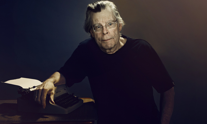 Stephen King amenaza con dejar Twitter si se cobra a celebridades.