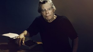 Stephen King amenaza con dejar Twitter si se cobra a celebridades.