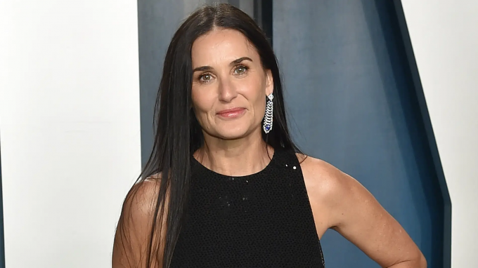 Mira el increíble y juvenil look de Demi Moore en su nueva película 'Please baby please'.