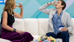 Ashton Kutcher se toma una cerveza con Savannah Guthrie en el programa 