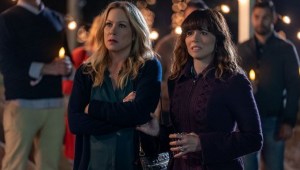 Tráiler de la tercera temporada de Dead to Me: Christina Applegate y Linda Cardellini son delincuentes en fuga.