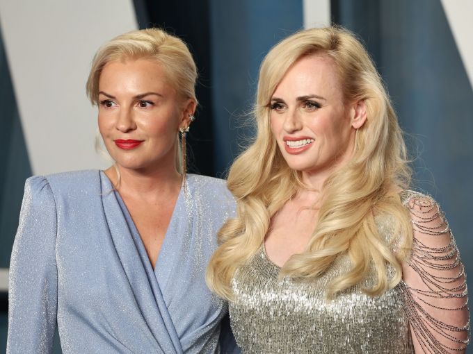 La estrella de Pitch Perfect, Rebel Wilson, niega estar comprometida con Ramona Agruma.