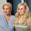 Noticia La estrella de Pitch Perfect, Rebel Wilson, niega estar comprometida con Ramona Agruma.