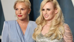 La estrella de Pitch Perfect, Rebel Wilson, niega estar comprometida con Ramona Agruma.