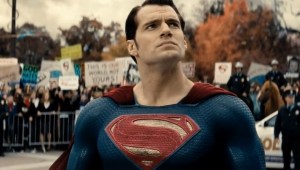 Henry Cavill promete que Superman tendrá un tono más alegre que en 'El hombre de acero'