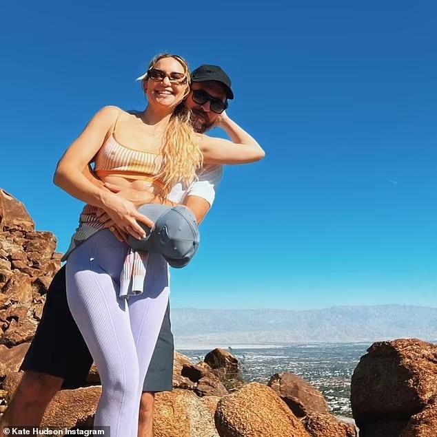 Kate Hudson, de 43 años, muestra su increíble figura en bikini mientras abraza a su prometido Danny Fujikawa en un minidescanso de lujo en el desierto.