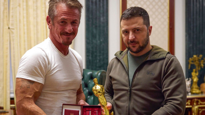 Sean Penn entrega su Oscar a Zelensky durante su visita a Kiev