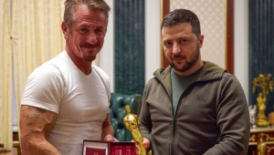 Sean Penn entrega su Oscar a Zelensky durante su visita a Kiev