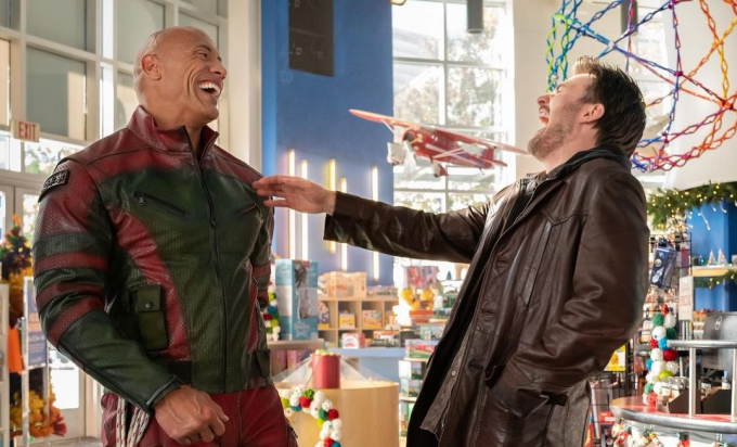 Dwayne Johnson y Chris Evans forman equipo en la película de acción navideña 'Red One'