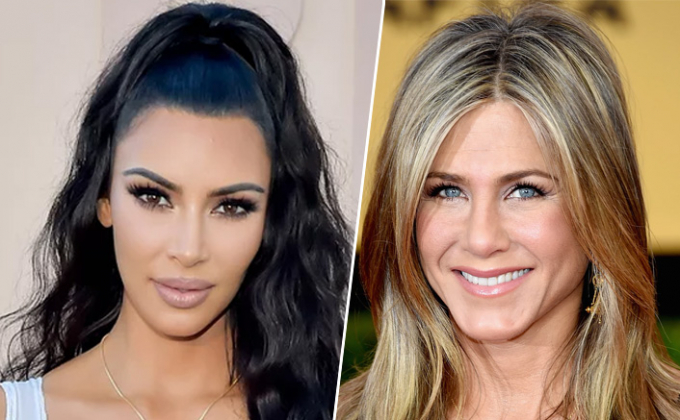 ¡Kim Kardashian lo hizo primero! Jennifer Aniston, de 53 años, modela un bikini Chanel muy pequeño.