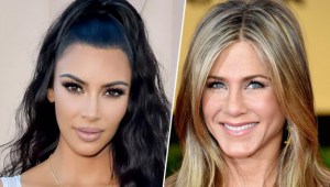 ¡Kim Kardashian lo hizo primero! Jennifer Aniston, de 53 años, modela un bikini Chanel muy pequeño.