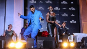 Lupita Nyong'o baila merengue con Tenoch Huerta y sincroniza los labios con Juan Gabriel en México.