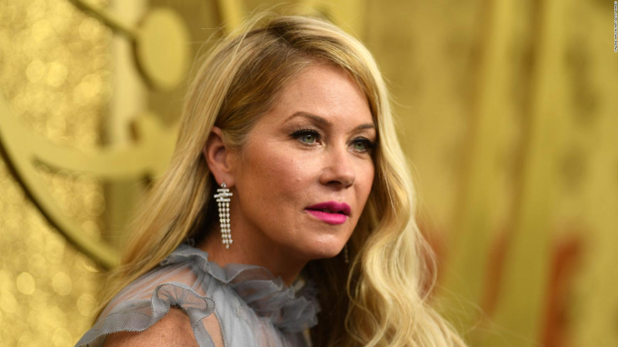 Christina Applegate hace su primera aparición pública desde que le diagnosticaron MS en la ceremonia del Paseo de la Fama.