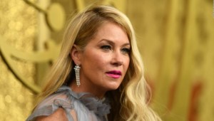 Christina Applegate hace su primera aparición pública desde que le diagnosticaron MS en la ceremonia del Paseo de la Fama.