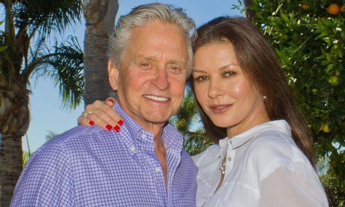 Michael Douglas celebra su 22º aniversario con su querida Catherine Zeta-Jones.