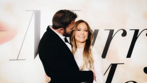 Jennifer López y Ben Affleck se ven más enamorados que nunca en un dulce vídeo selfie.